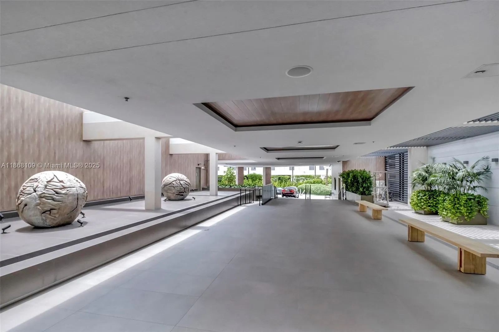 2301 Collins Ave, #321
