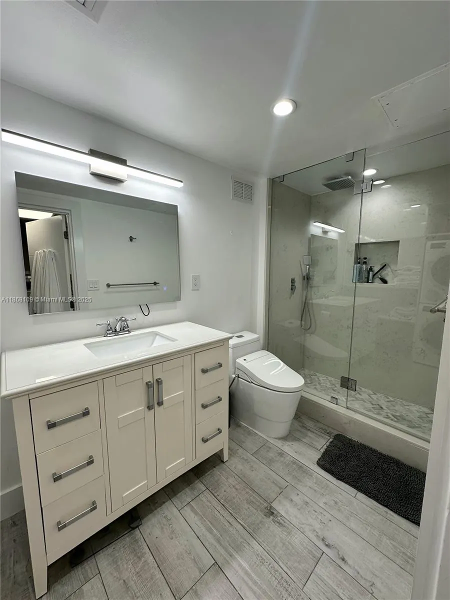 2301 Collins Ave, #321