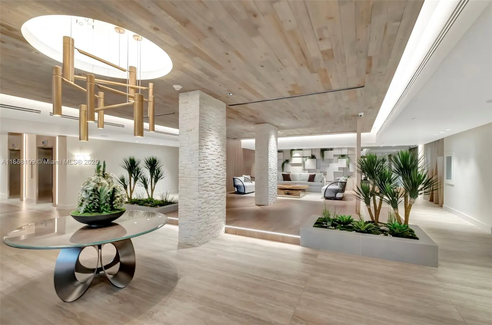 2301 Collins Ave, #321