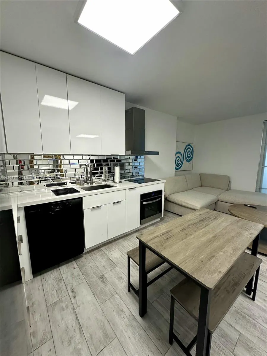 2301 Collins Ave, #321