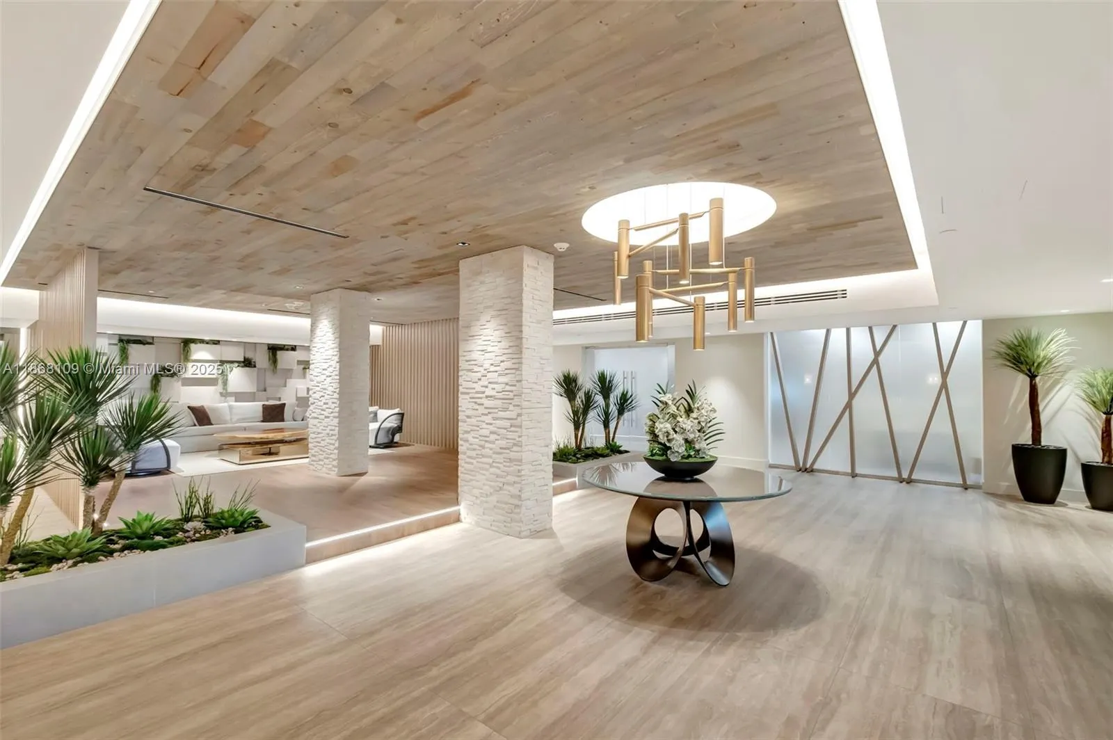 2301 Collins Ave, #321