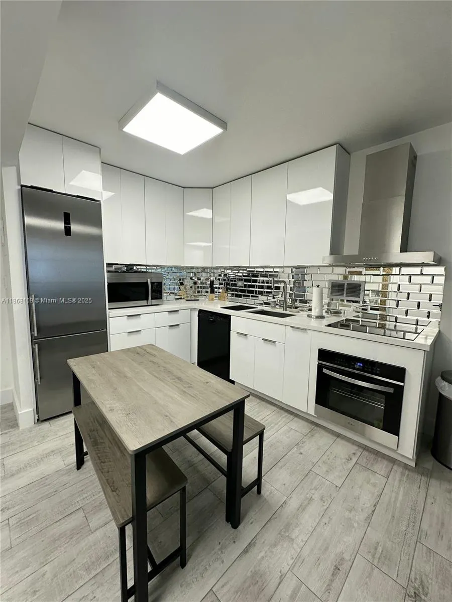 2301 Collins Ave, #321