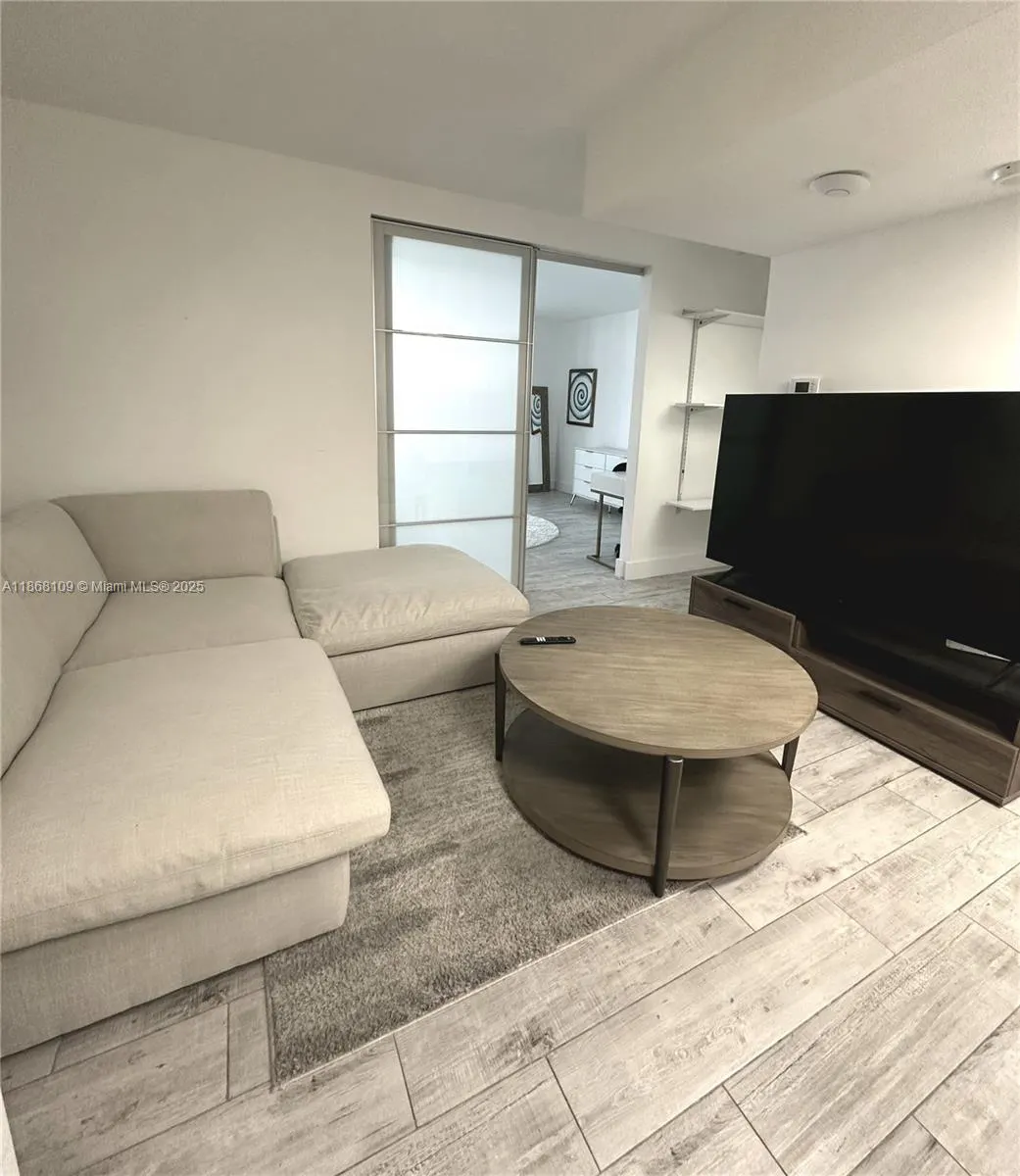 2301 Collins Ave, #321