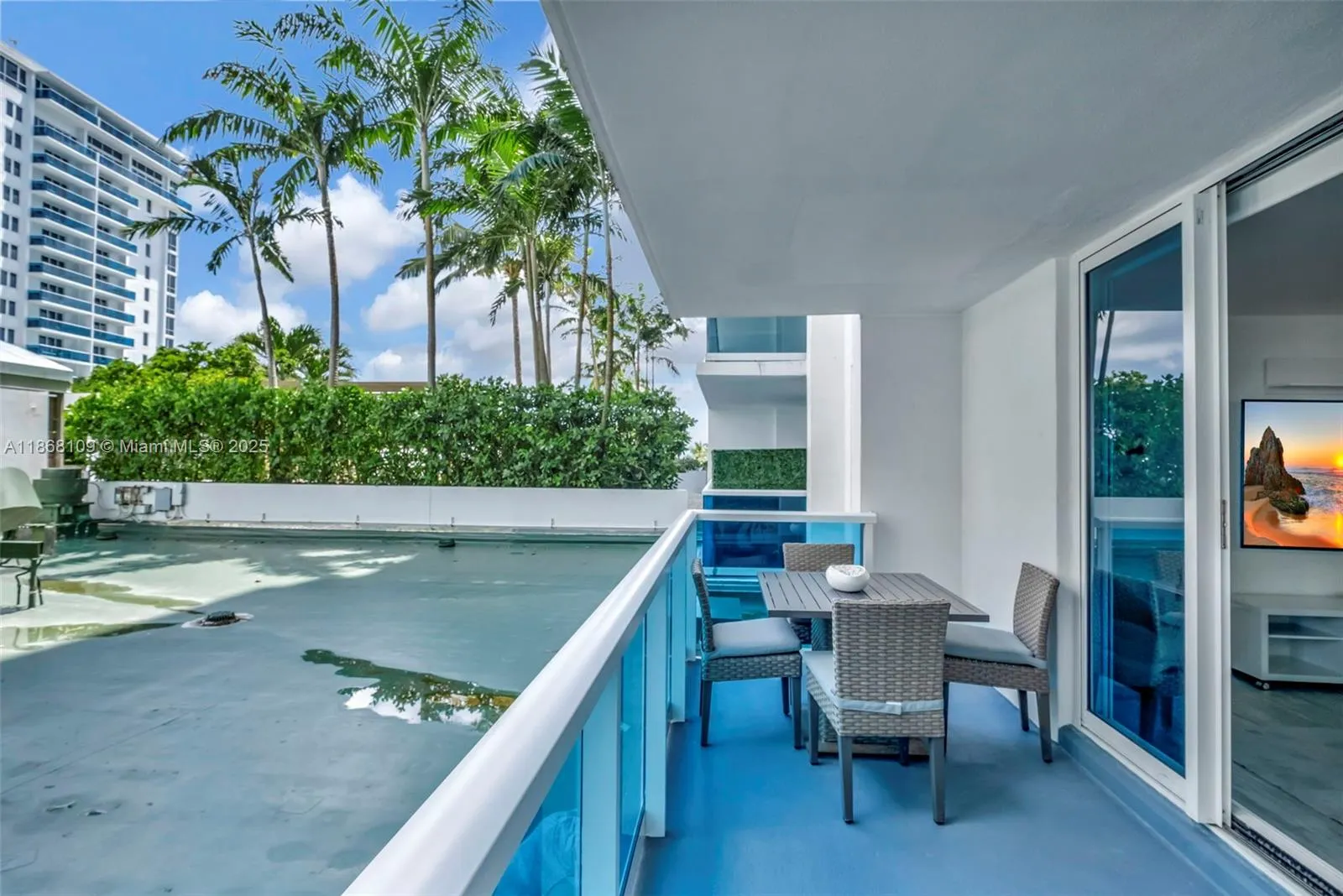 2301 Collins Ave, #321