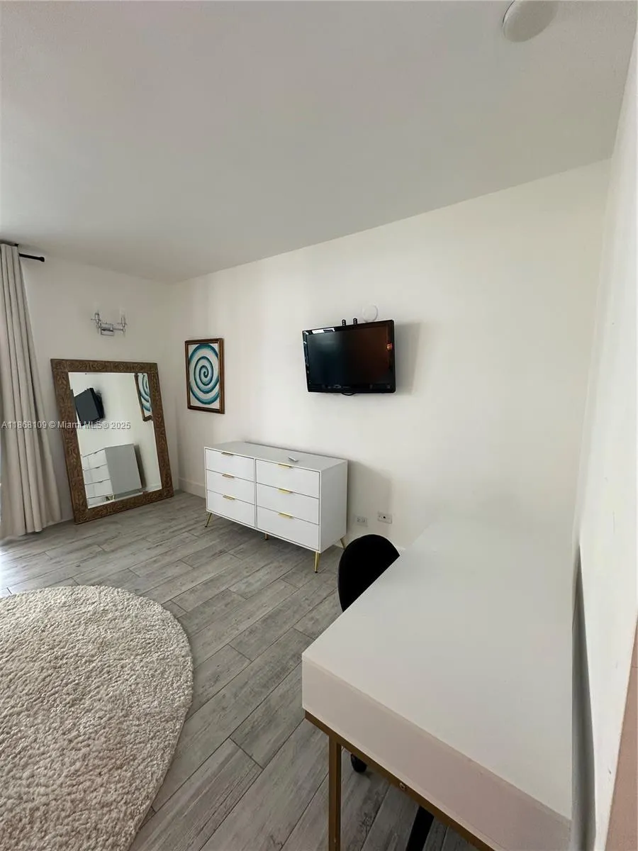 2301 Collins Ave, #321