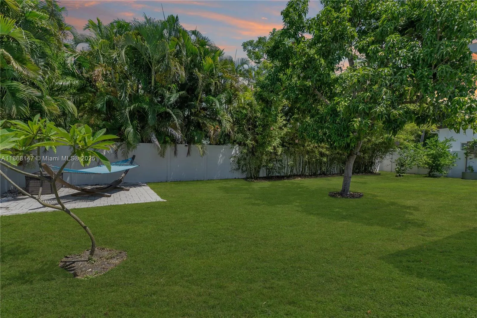 1945 S Hibiscus Dr