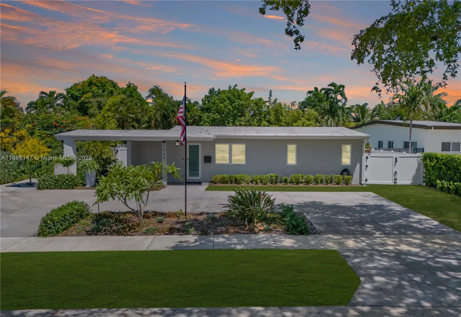 1945 S Hibiscus Dr