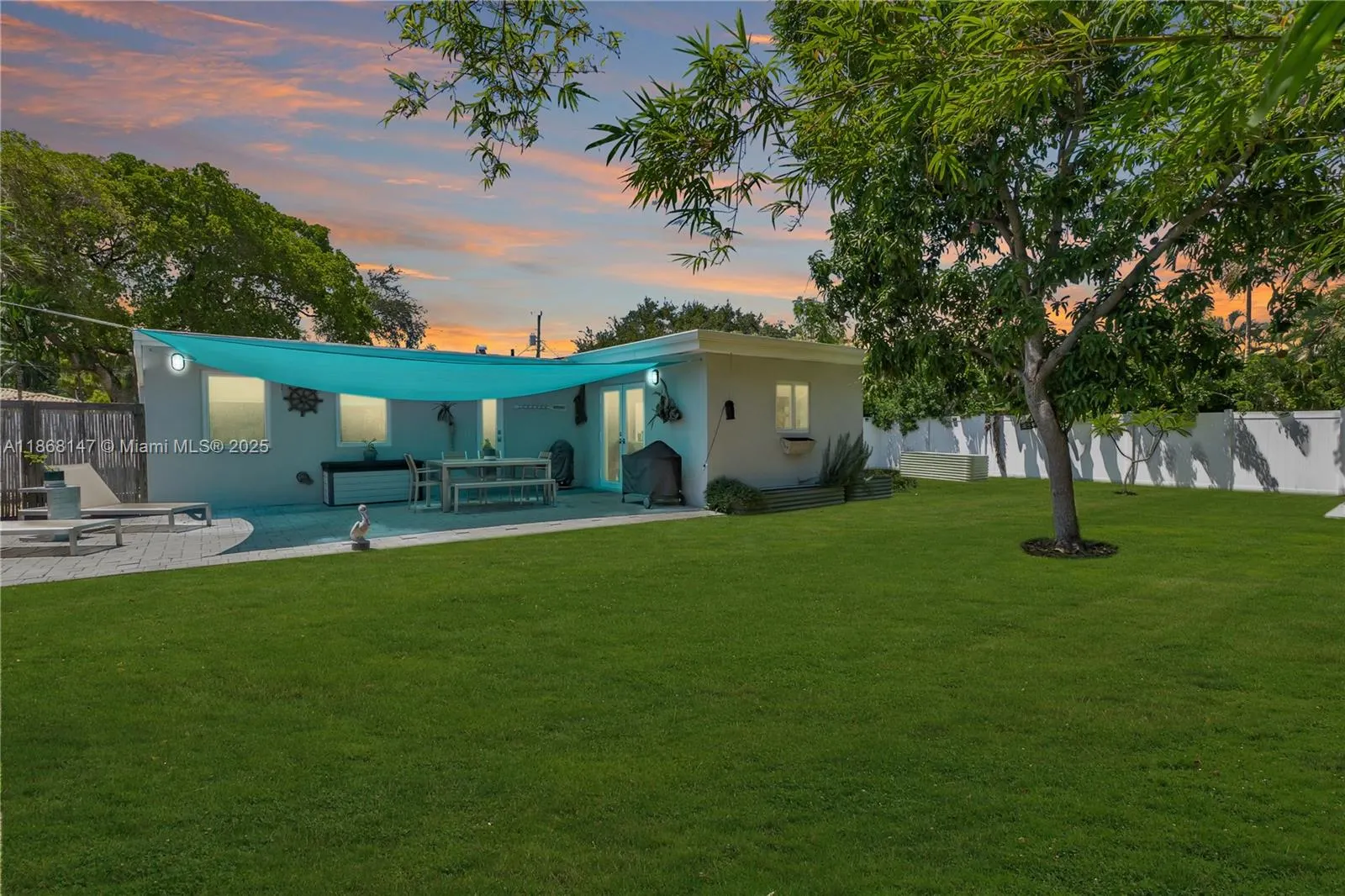 1945 S Hibiscus Dr