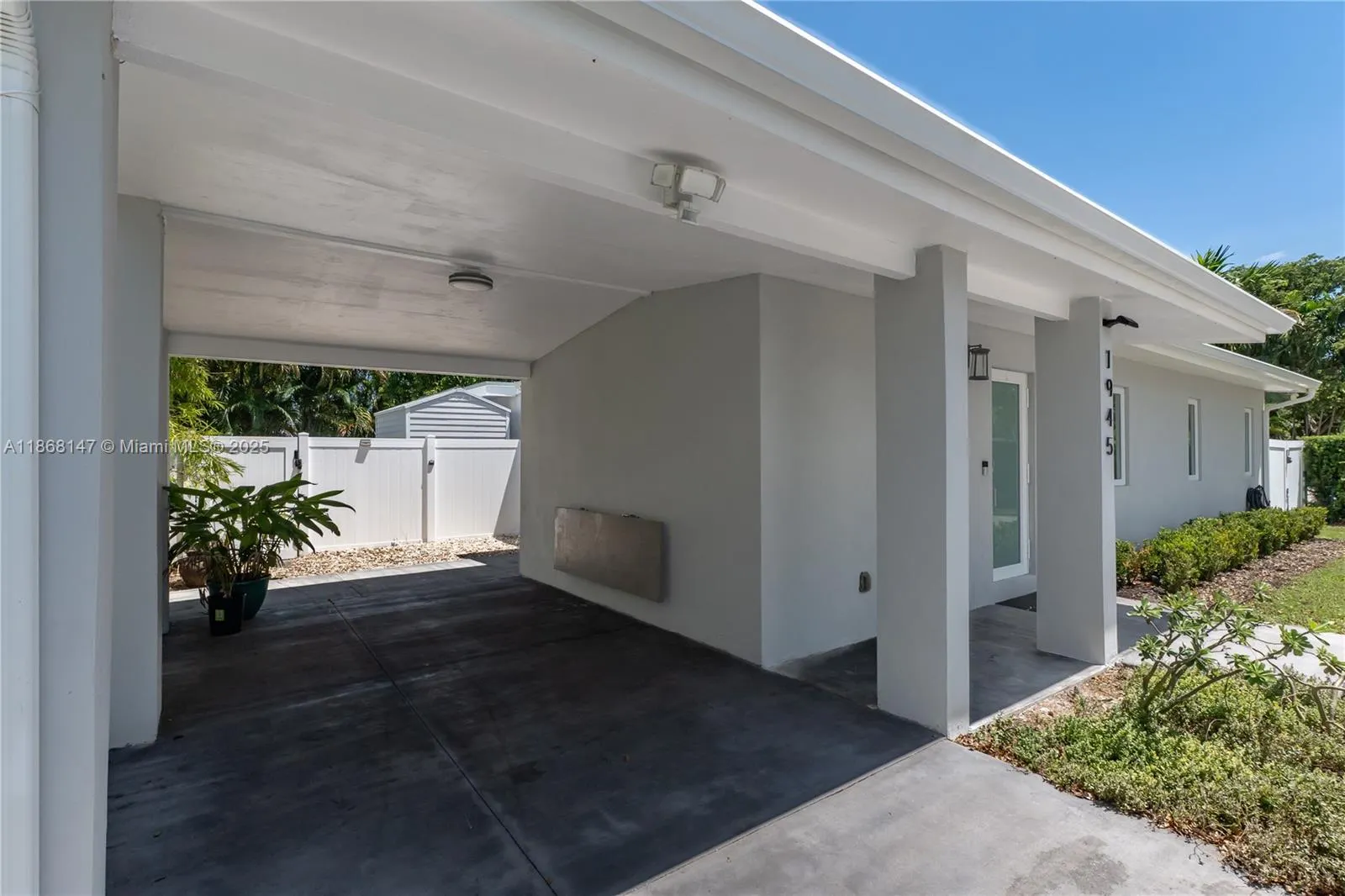 1945 S Hibiscus Dr