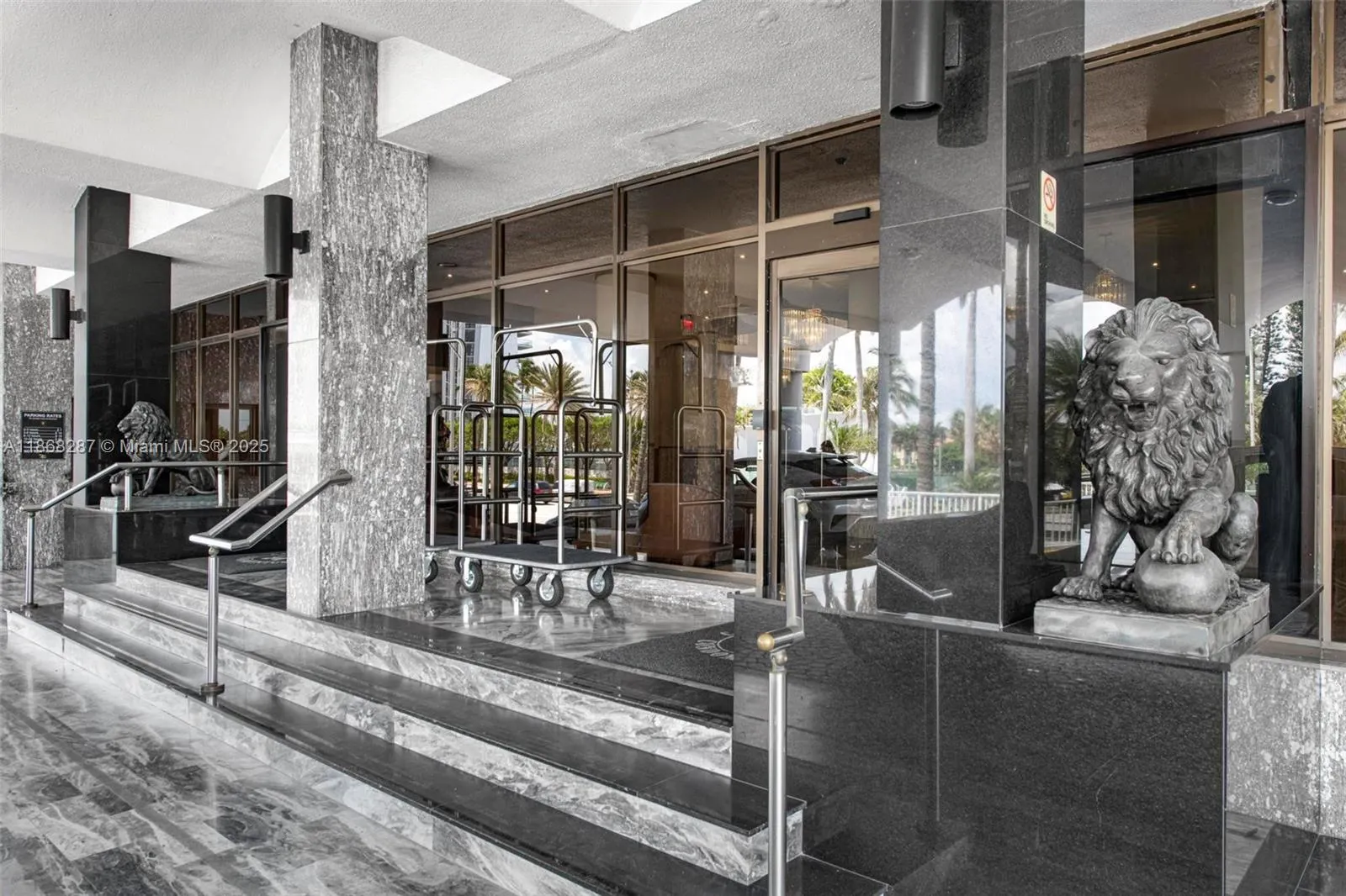 5401 Collins Ave, #916