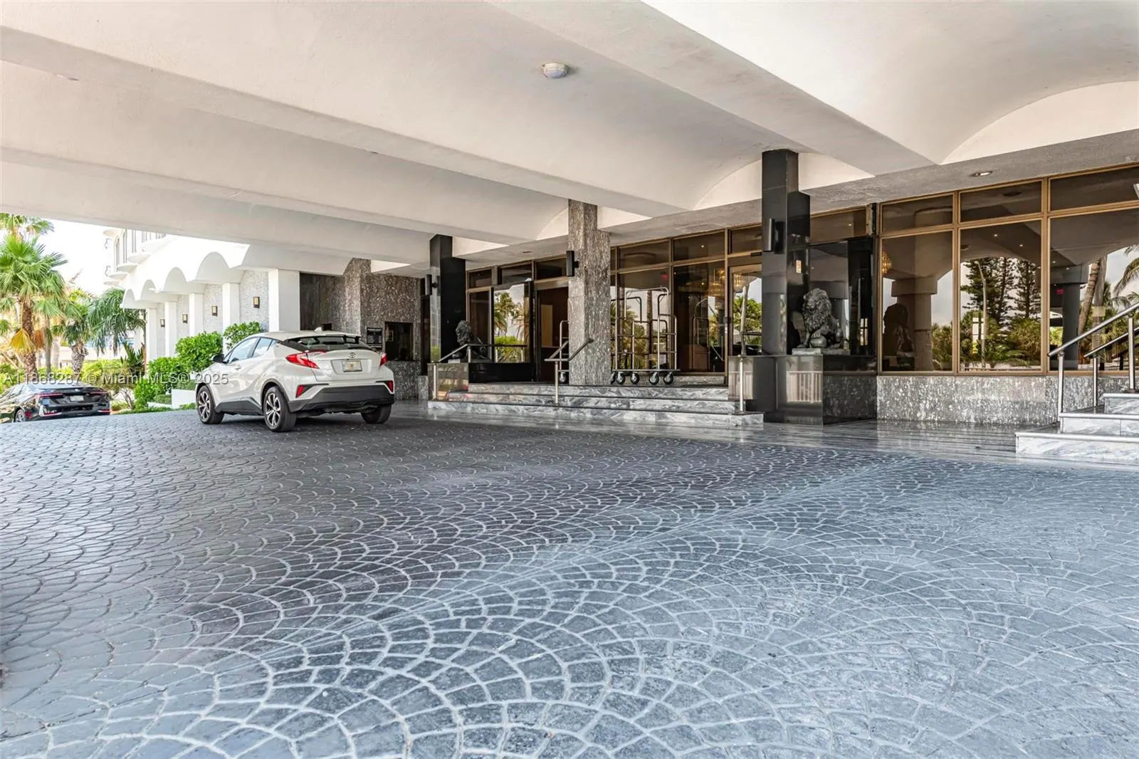 5401 Collins Ave, #916
