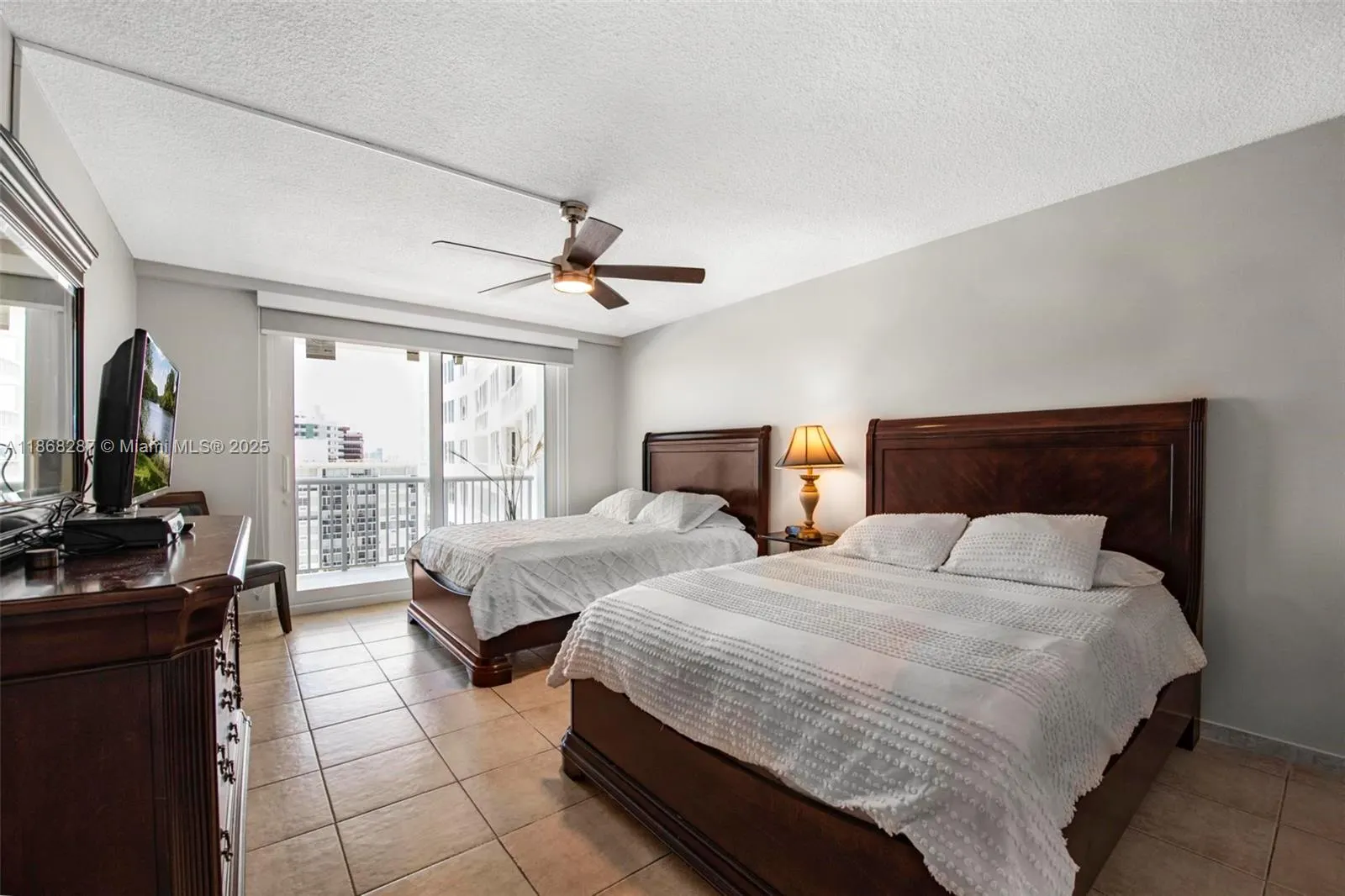 5401 Collins Ave, #916