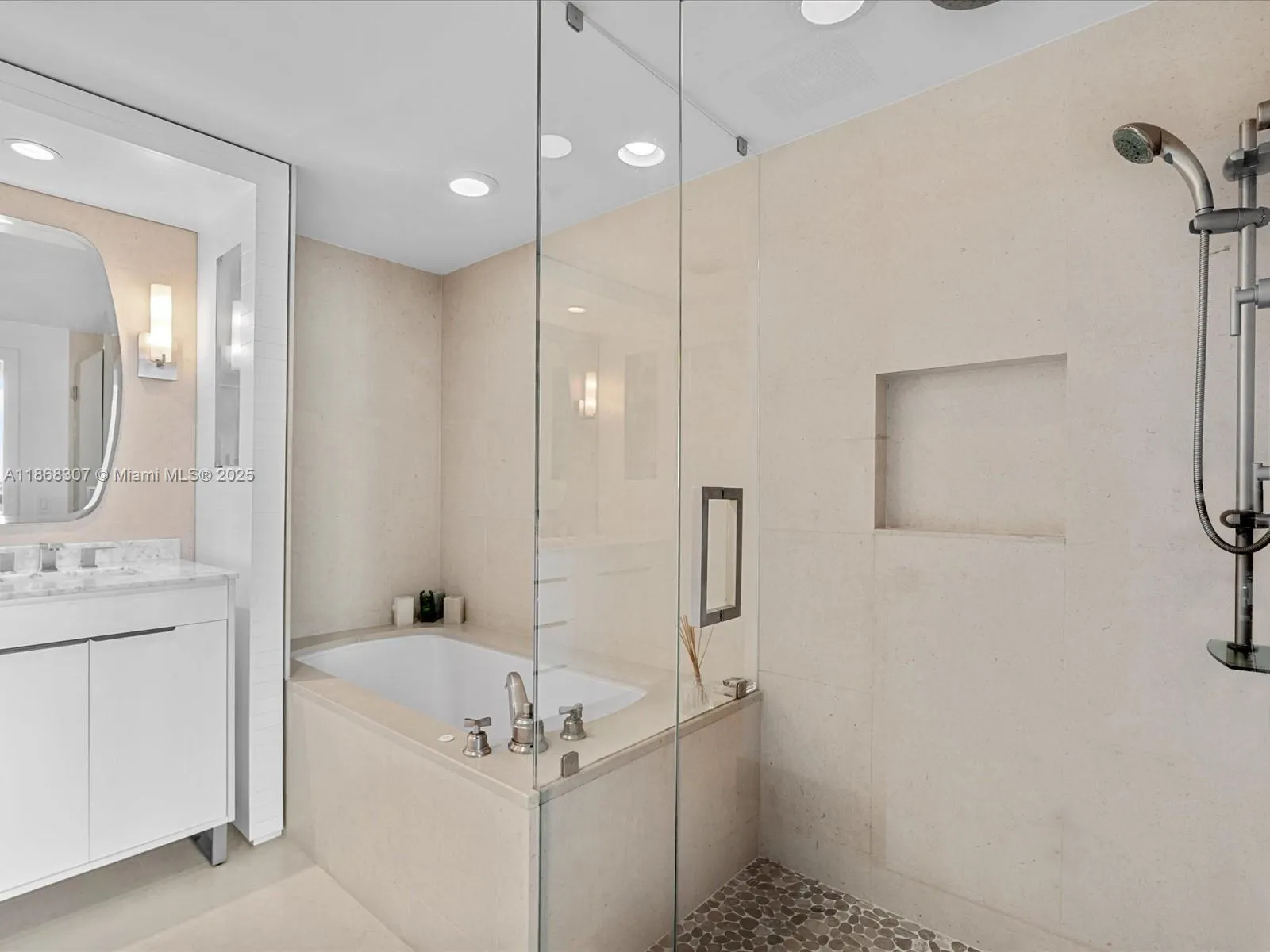 6899 Collins Ave, #1010