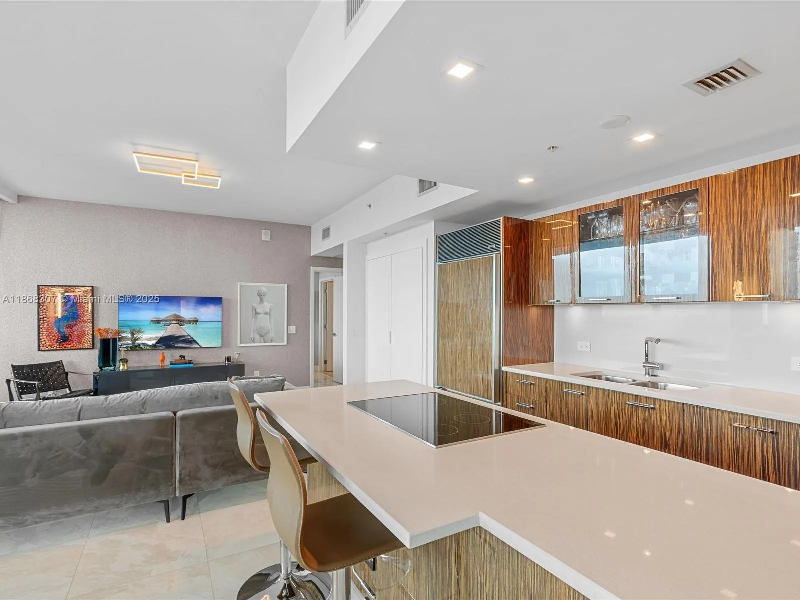 6899 Collins Ave, #1010