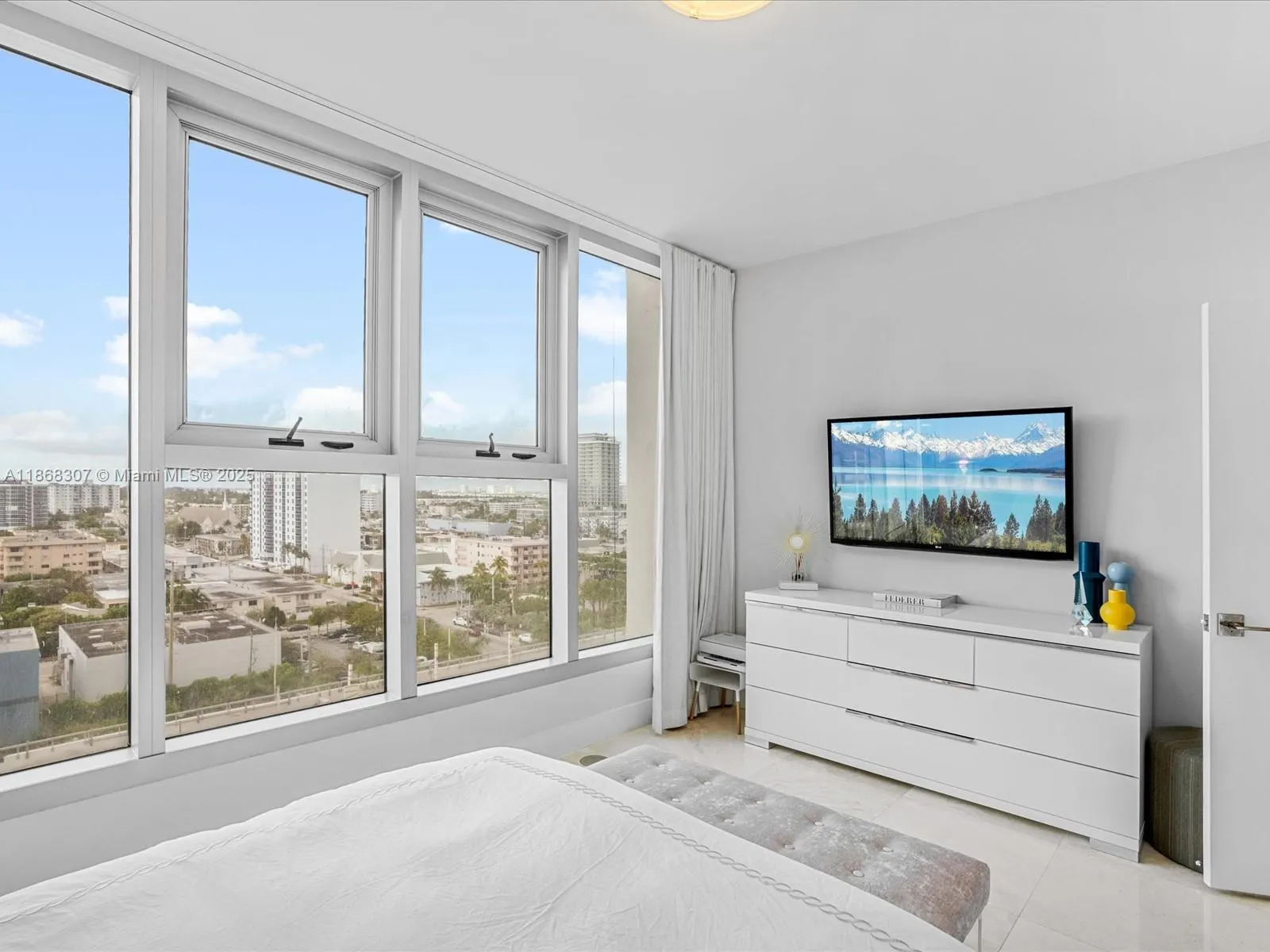 6899 Collins Ave, #1010