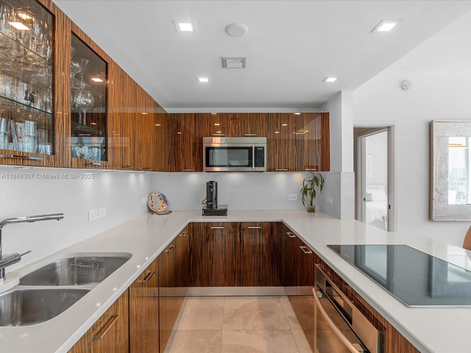 6899 Collins Ave, #1010