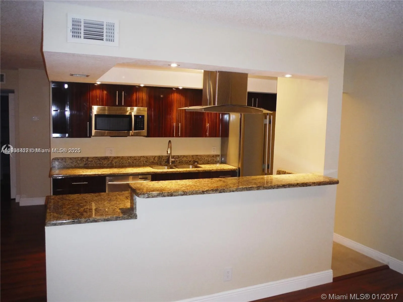 9431 Live Oak Pl, #409