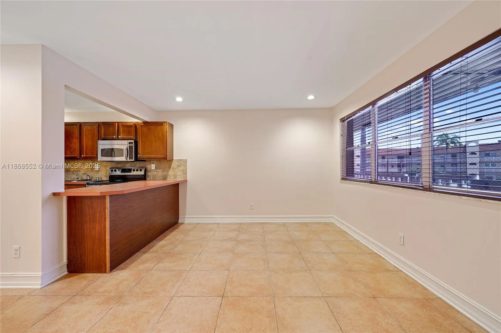9021 Sunrise Lakes Blvd, #211