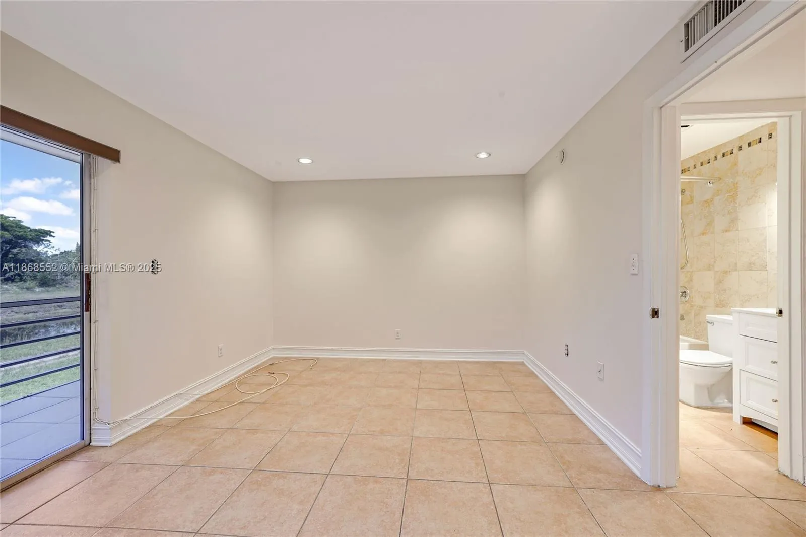 9021 Sunrise Lakes Blvd, #211