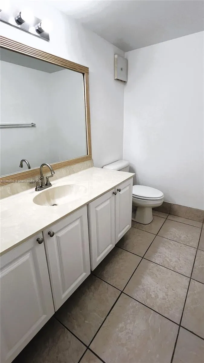 711 N Pine Island Rd, #211