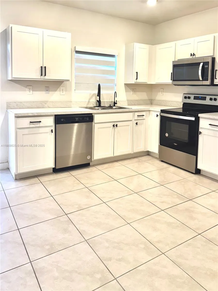 105 NE 3rd Ct, #105