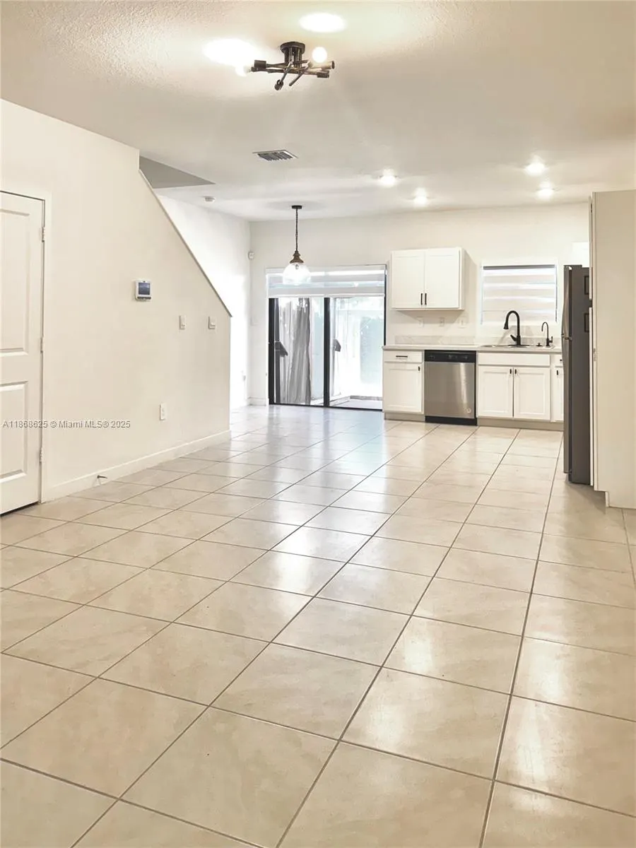 105 NE 3rd Ct, #105