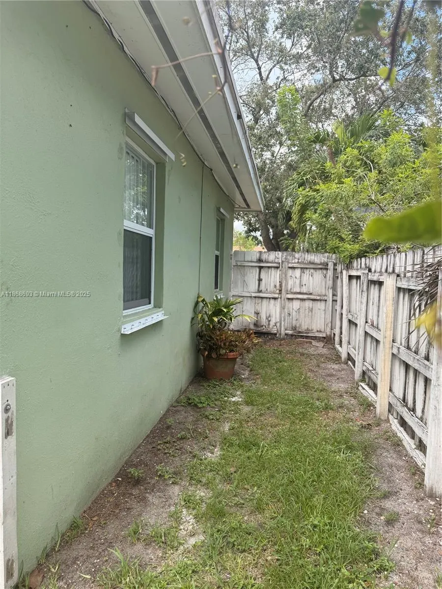 1060 NW 121st St