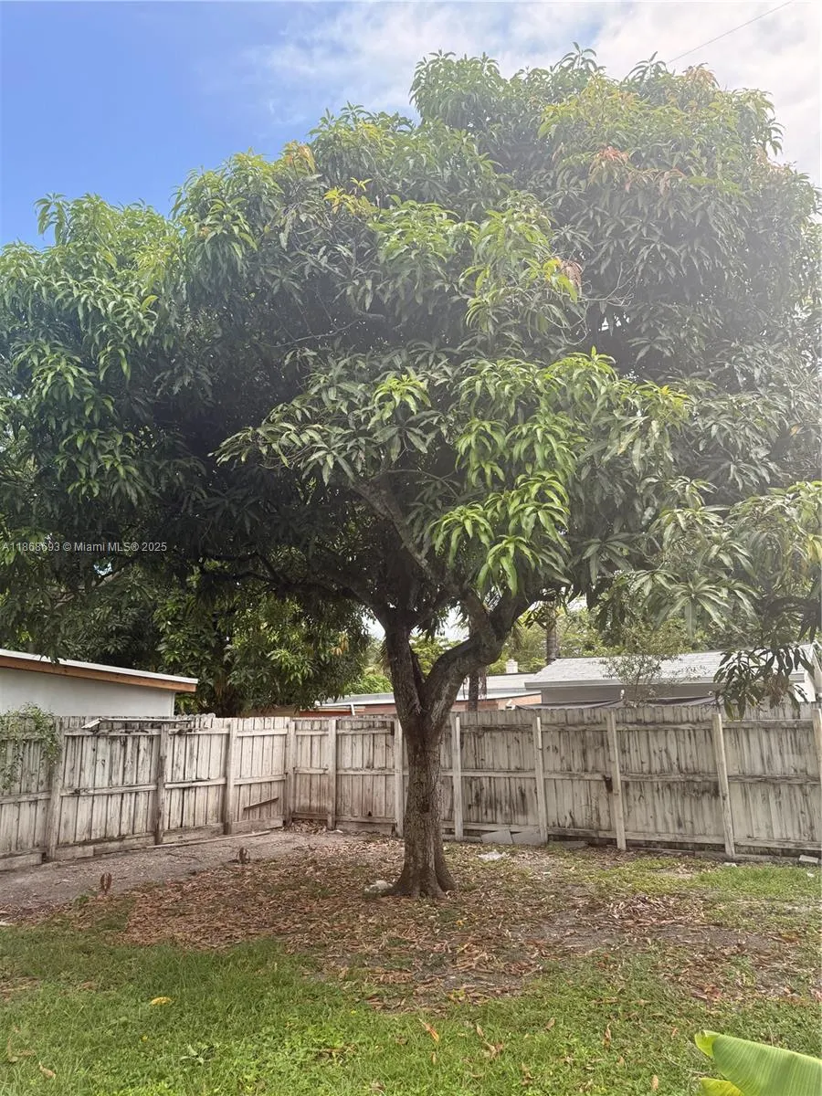 1060 NW 121st St