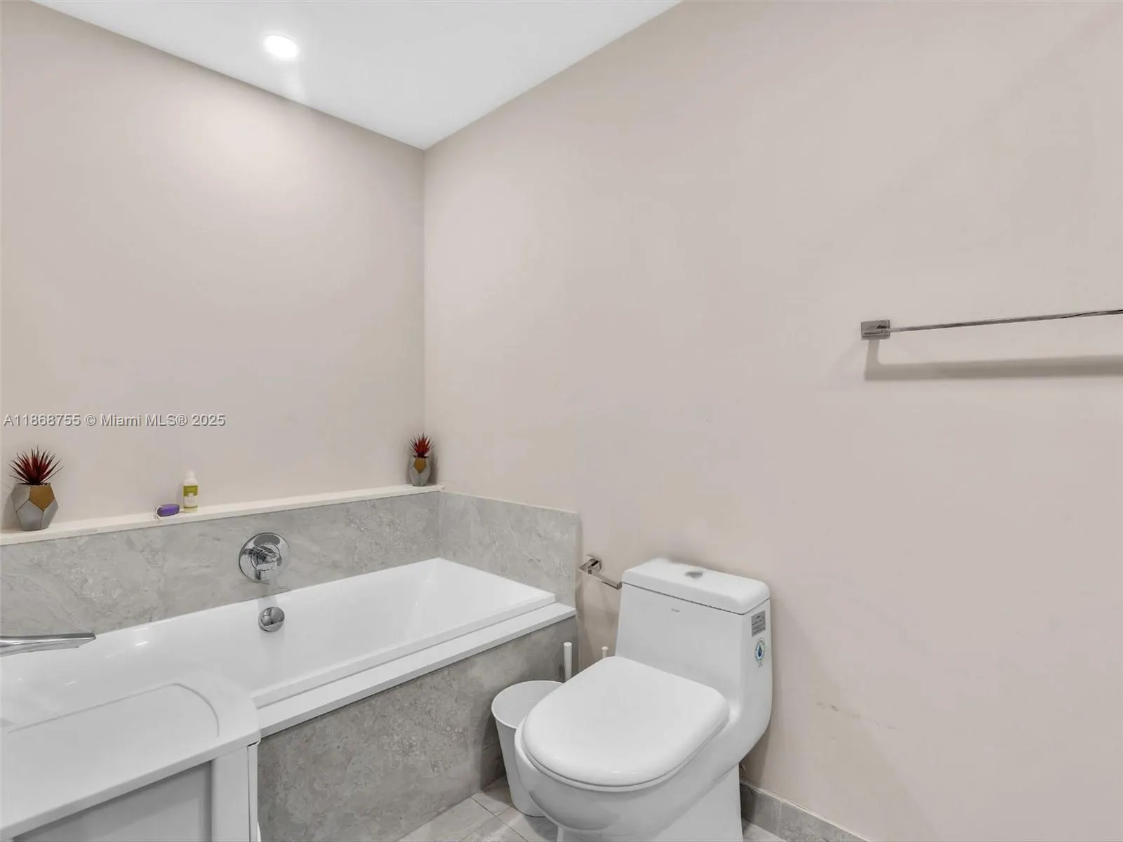 488 NE 18th St, #2309