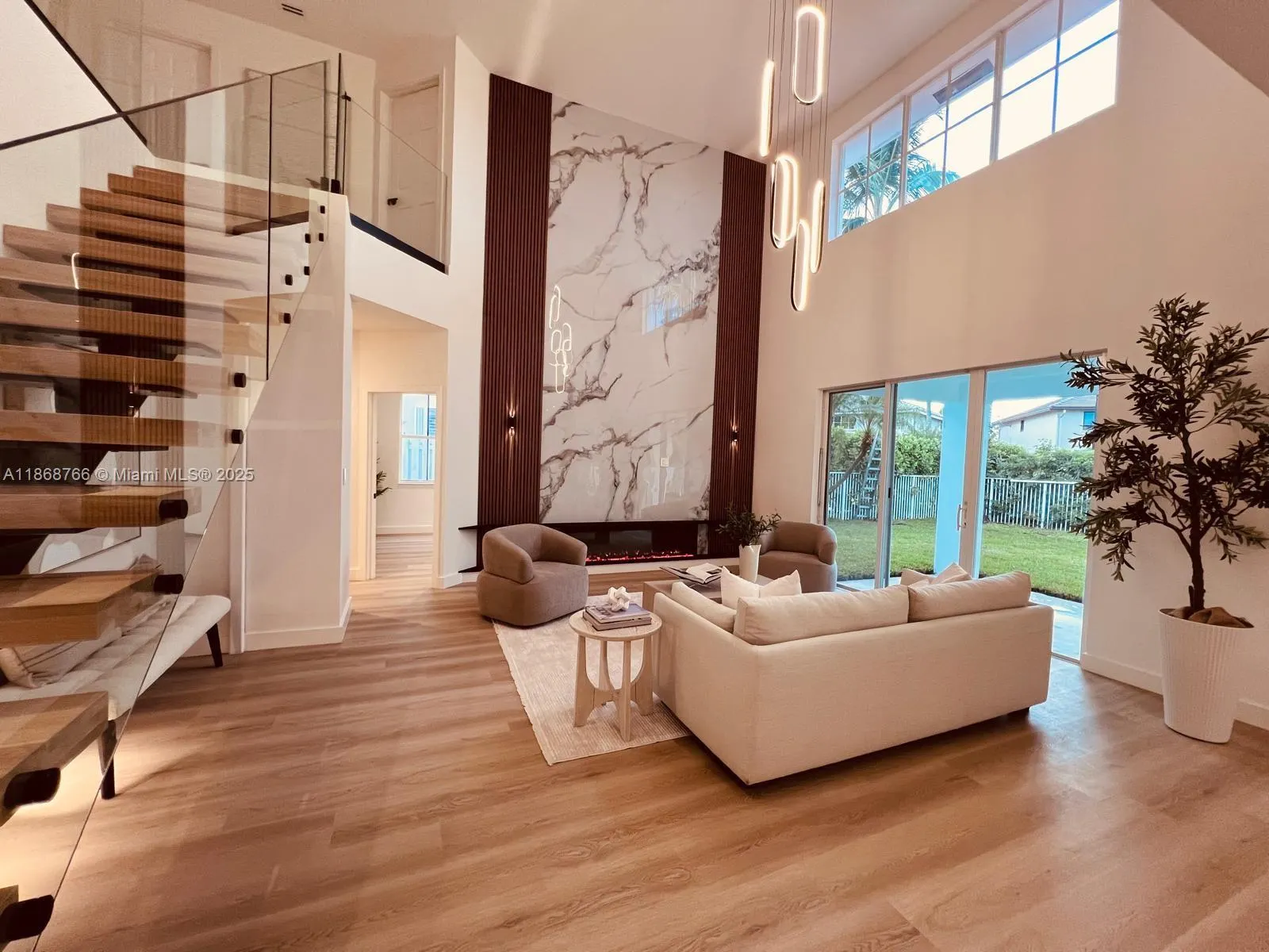804 Crestview Cir