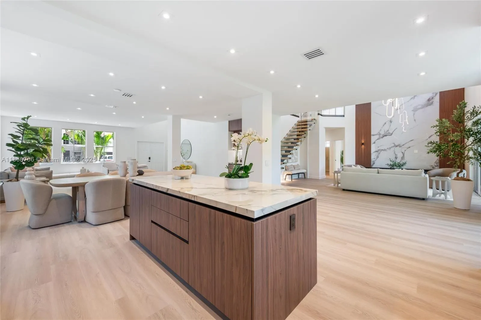 804 Crestview Cir