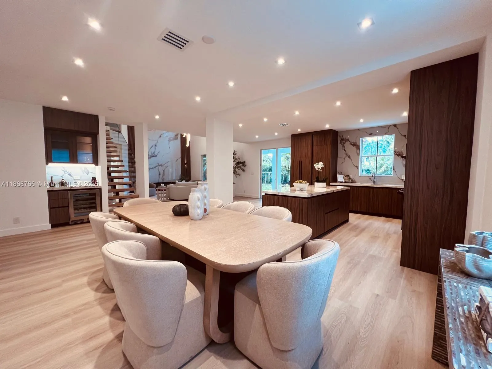 804 Crestview Cir