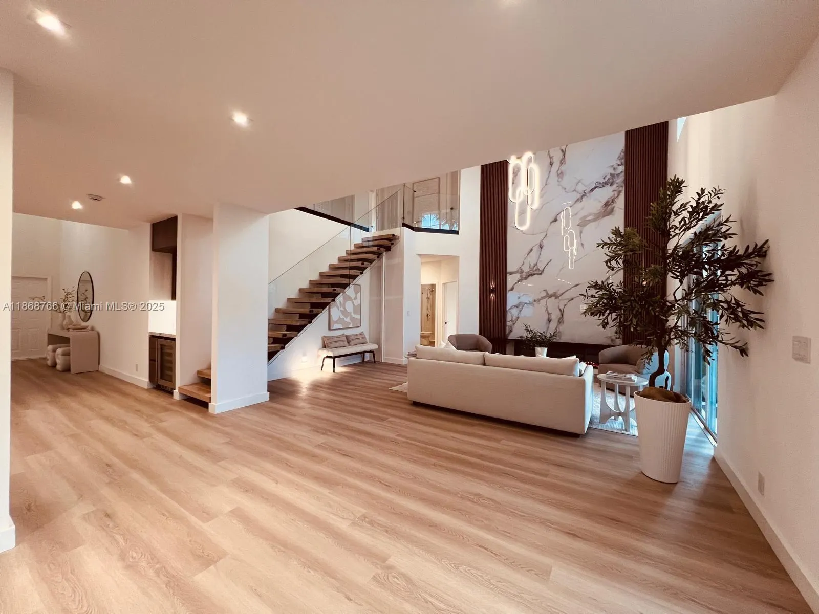 804 Crestview Cir