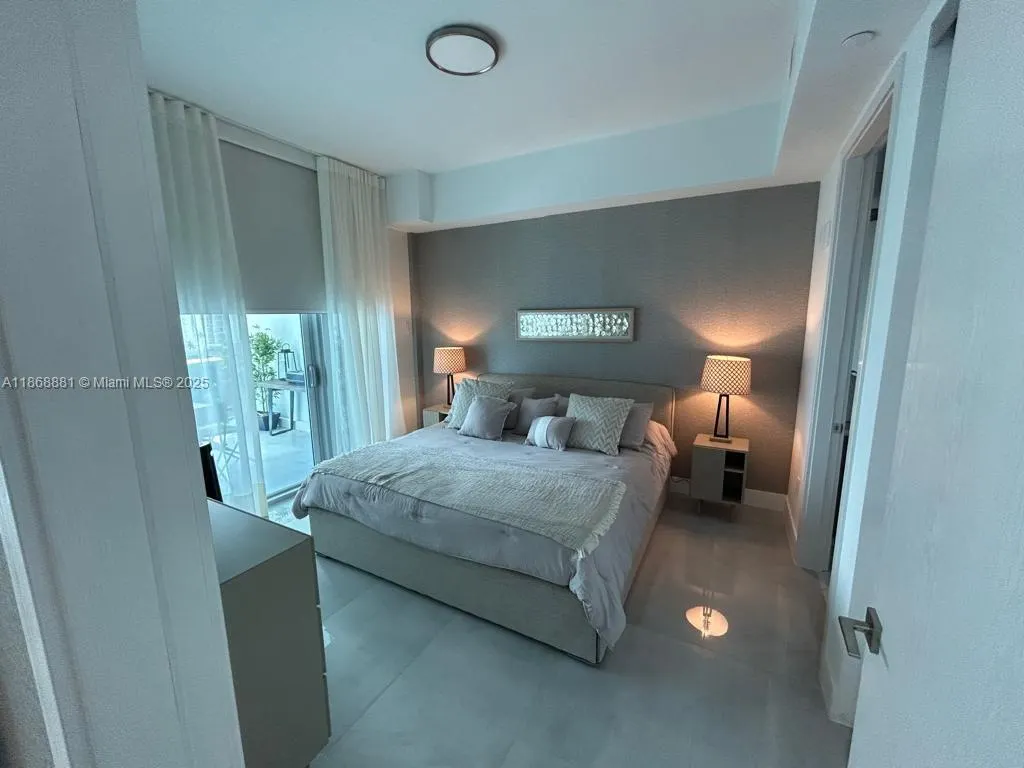 17550 Collins Ave, #804