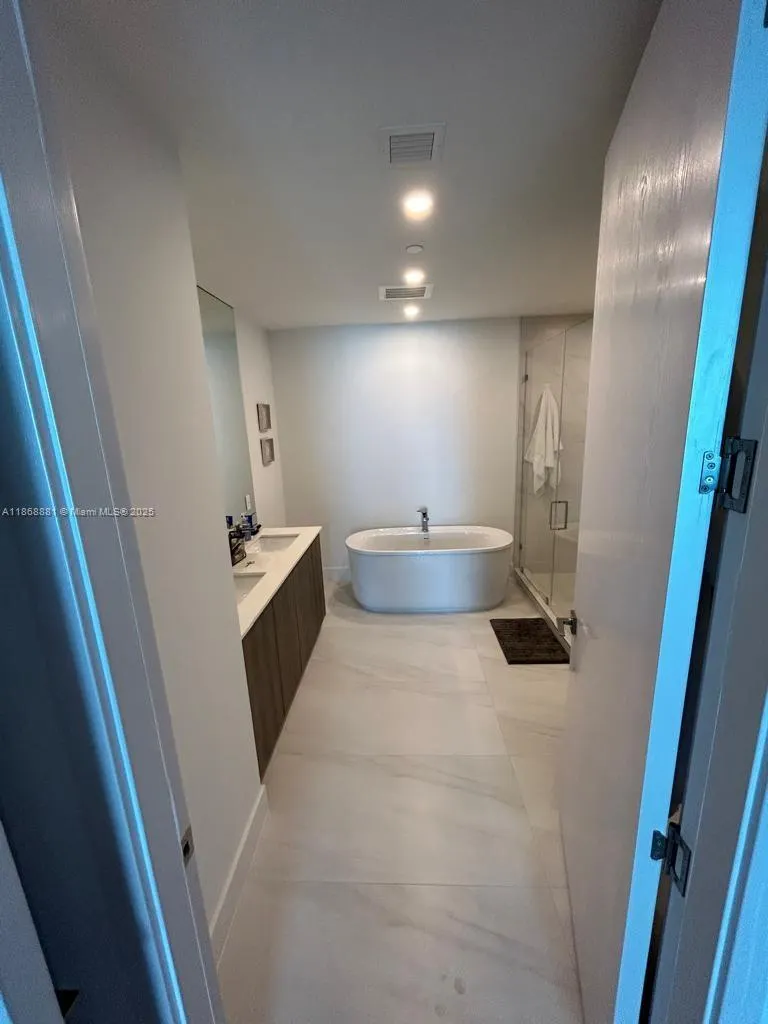 17550 Collins Ave, #804