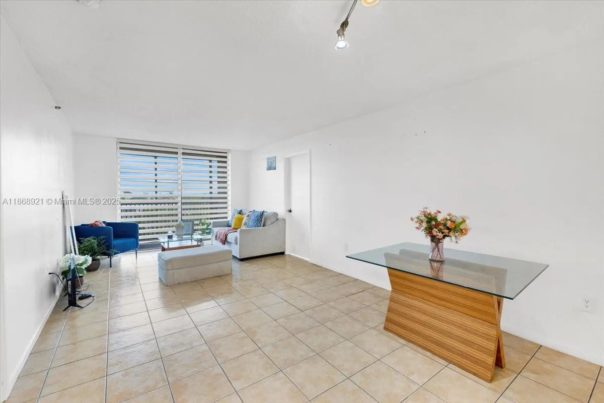 900 NE 195th Street, #607