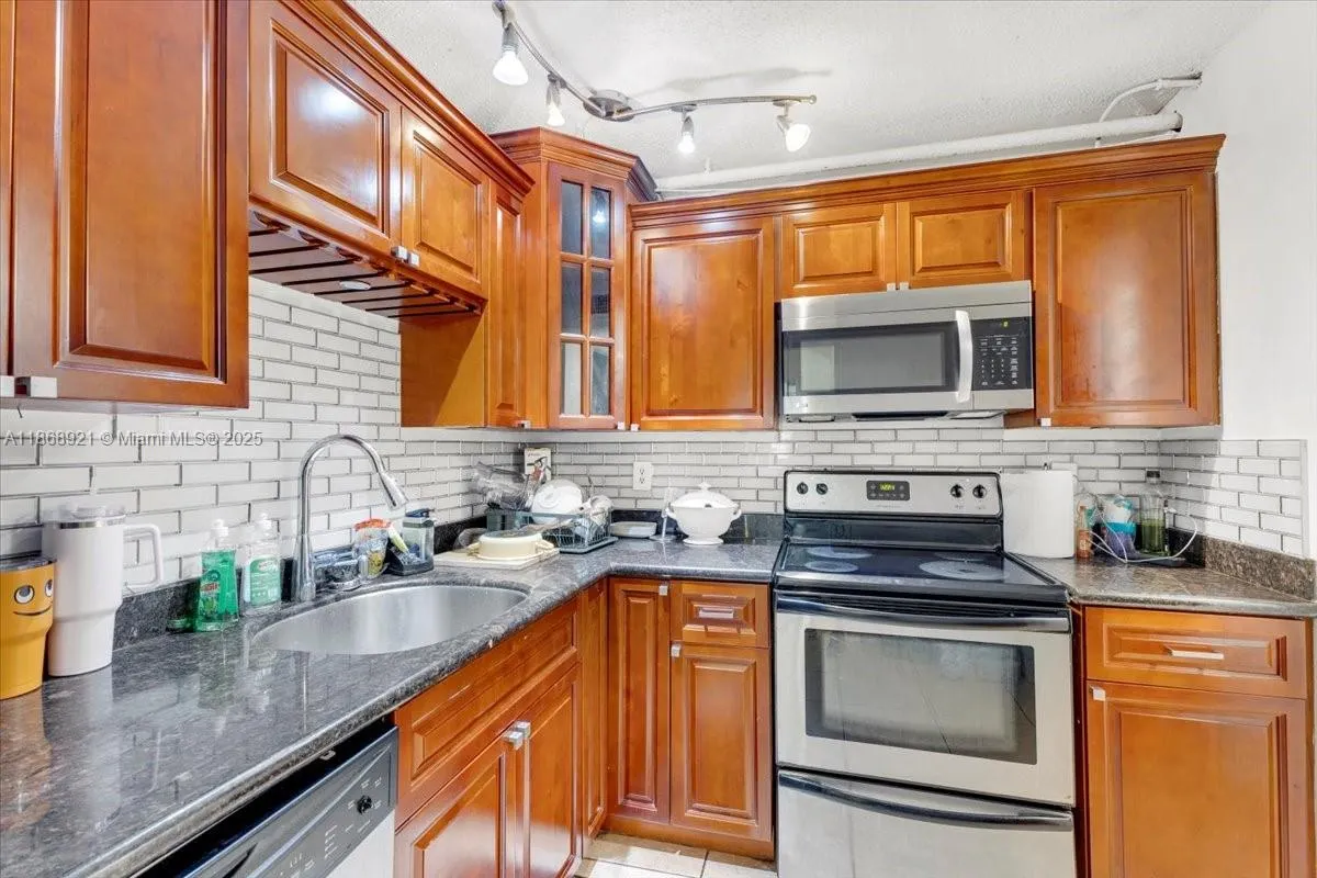900 NE 195th Street, #607