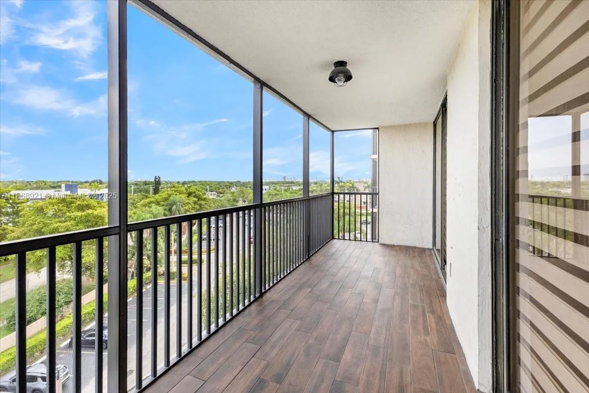 900 NE 195th Street, #607