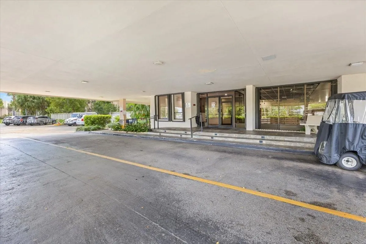 900 NE 195th Street, #607