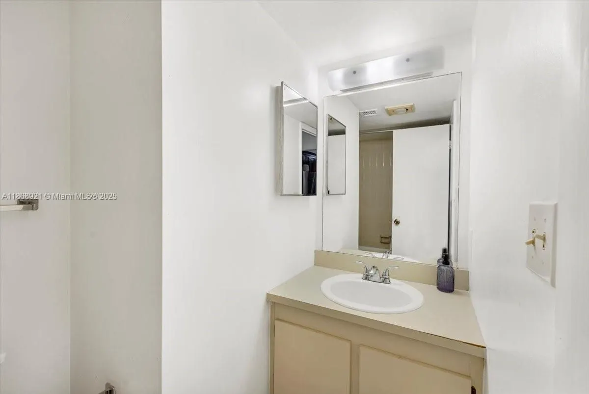900 NE 195th Street, #607