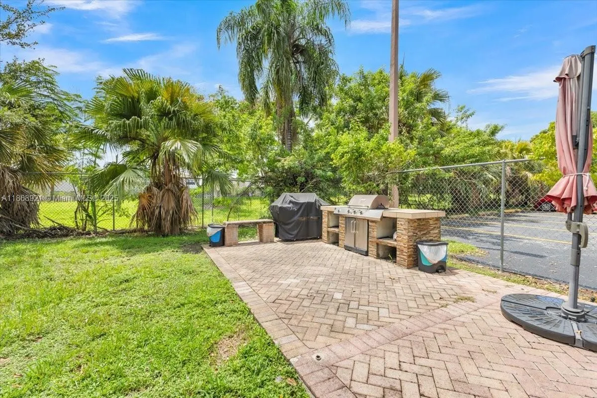 900 NE 195th Street, #607
