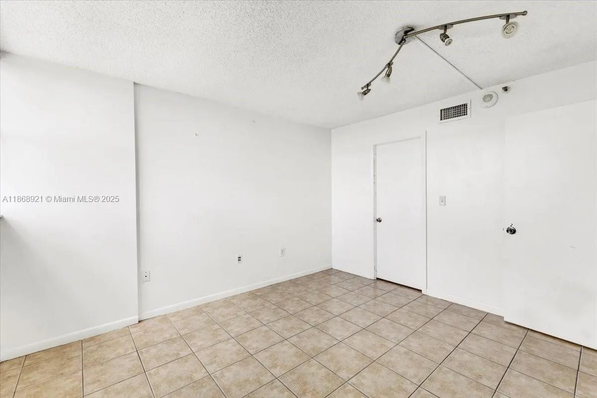 900 NE 195th Street, #607