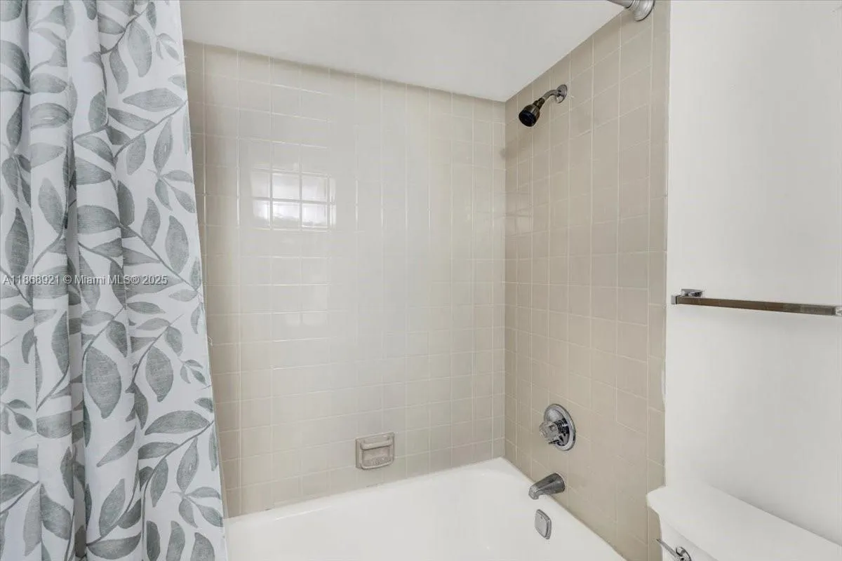 900 NE 195th Street, #607