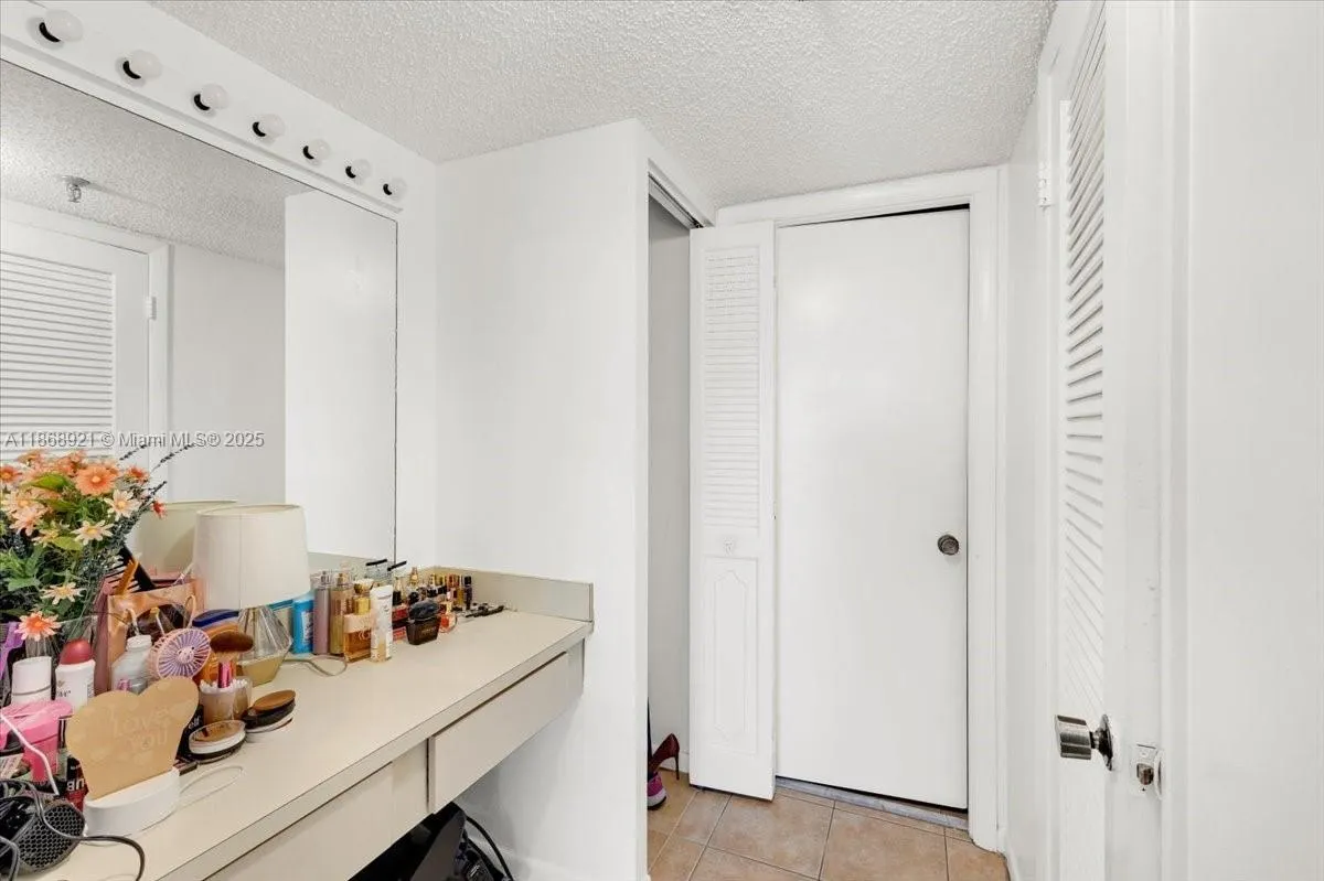 900 NE 195th Street, #607