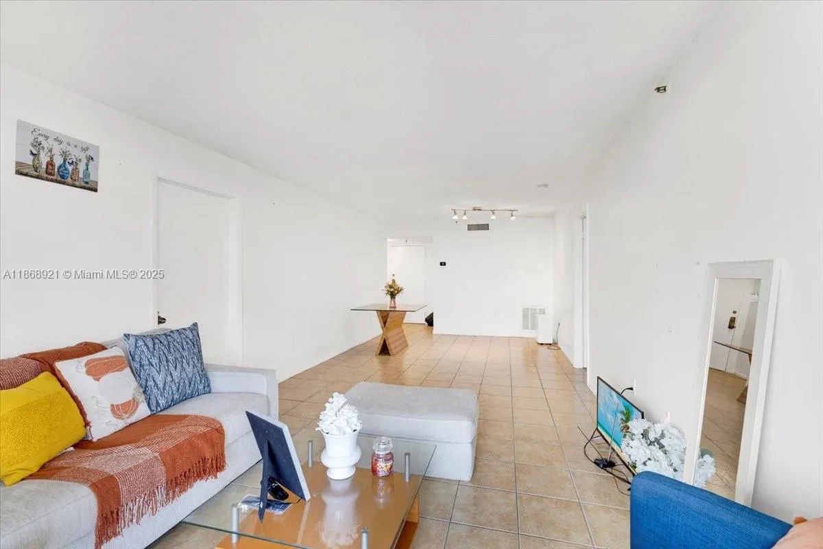 900 NE 195th Street, #607