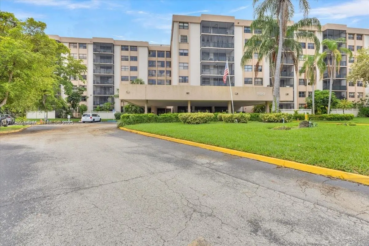 900 NE 195th Street, #607