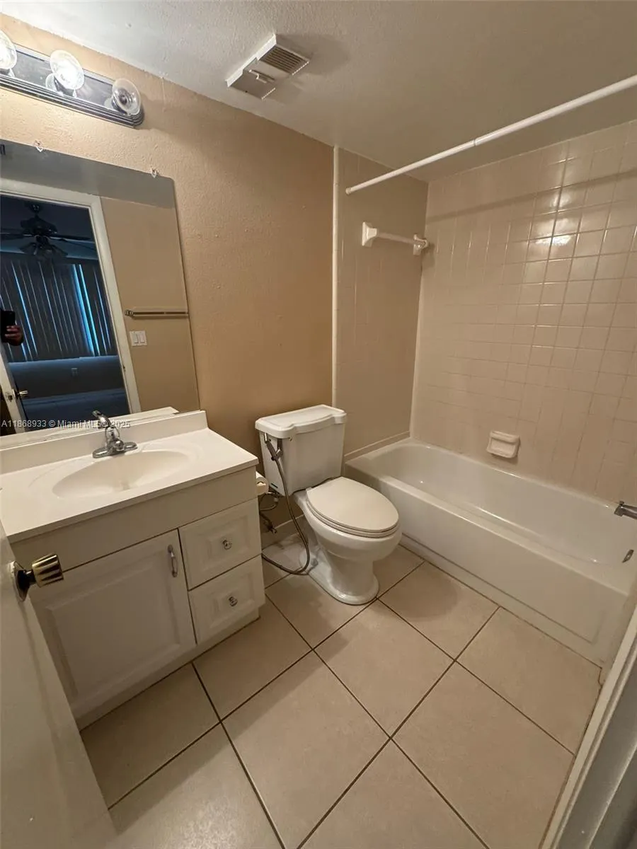 5040 terrace palms circle, #202