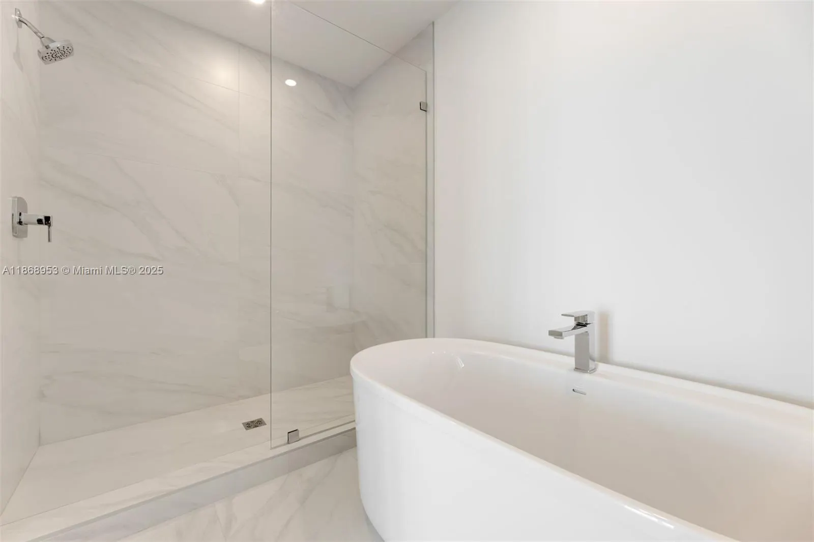 17550 Collins Ave, #805