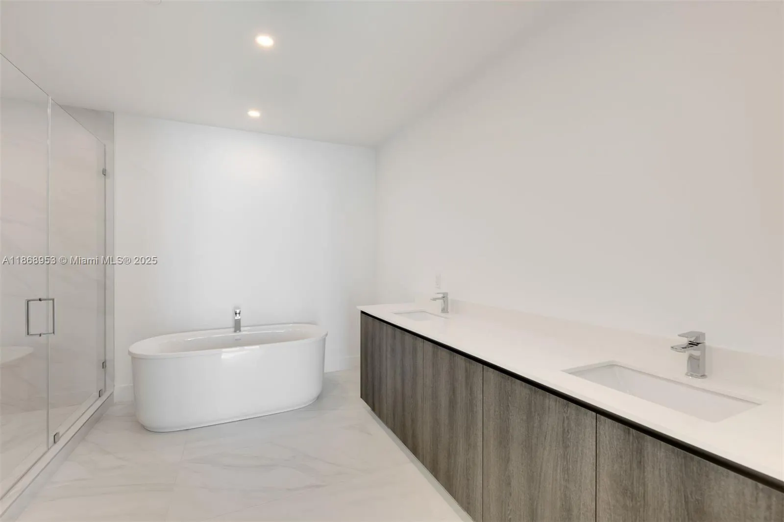 17550 Collins Ave, #805