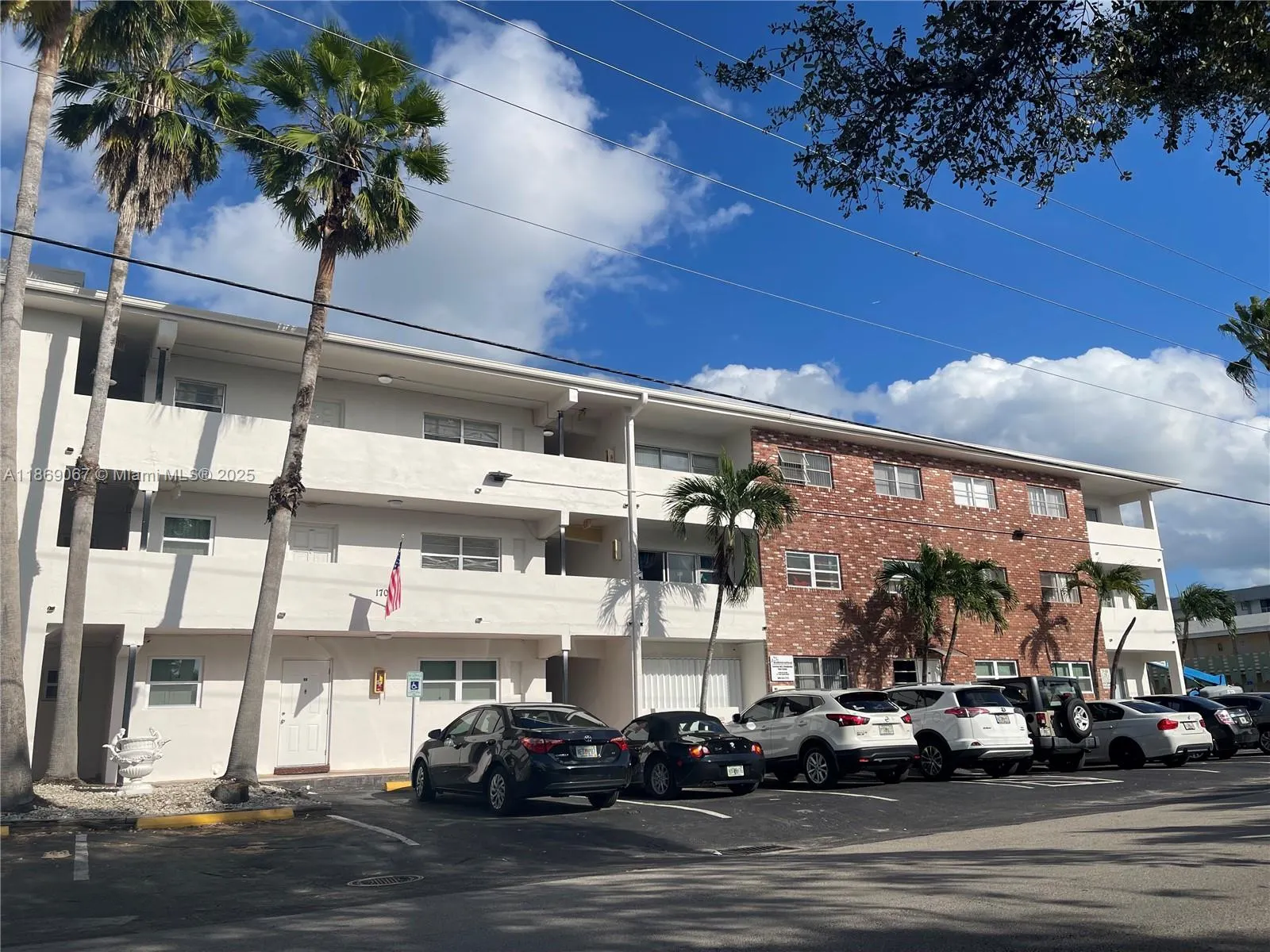 941 NE 170th St, #302